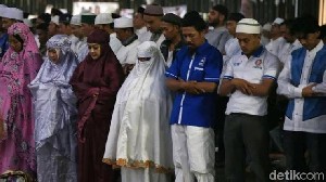 Viral, Foto Saf Shalat Pria Dan Wanita Saat Kampanye Akbar Prabowo.